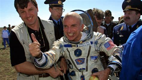 Ayın etrafında uçan ilk uzay turisti Dennis Tito